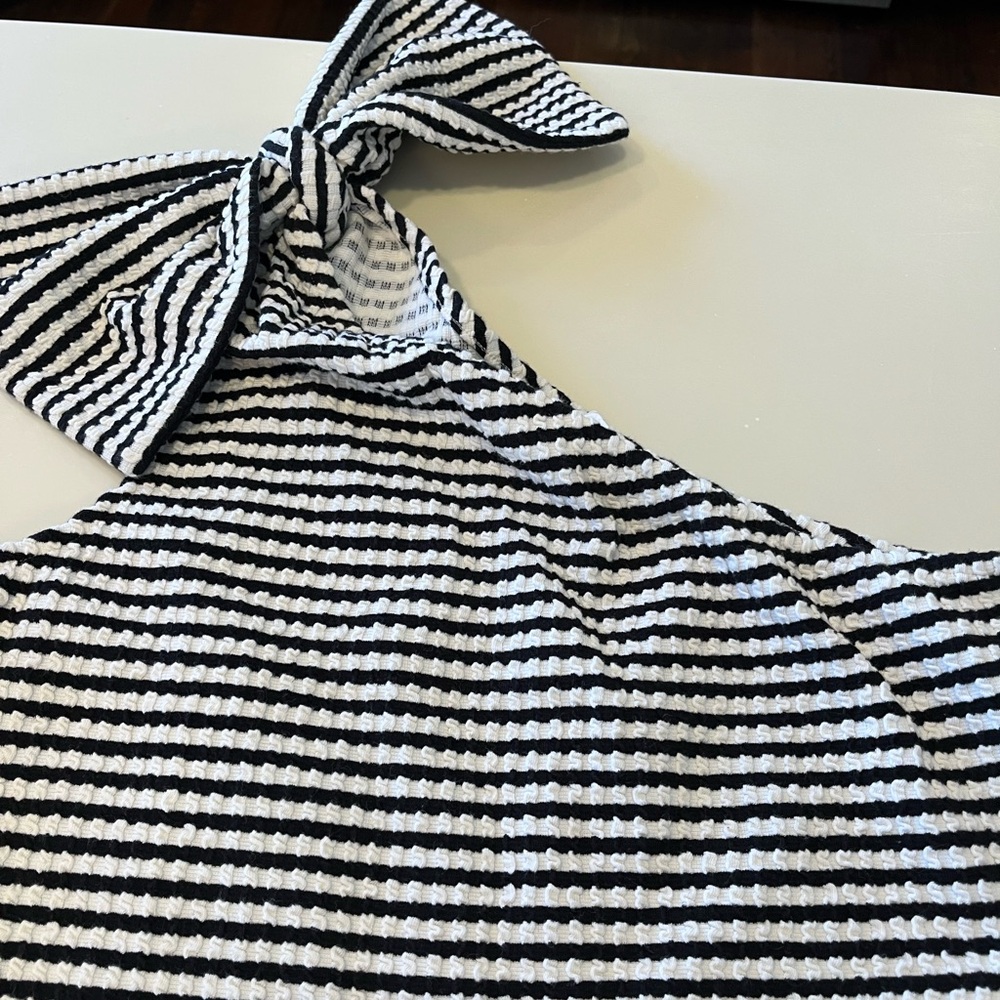 One shoulder cotton shirt.